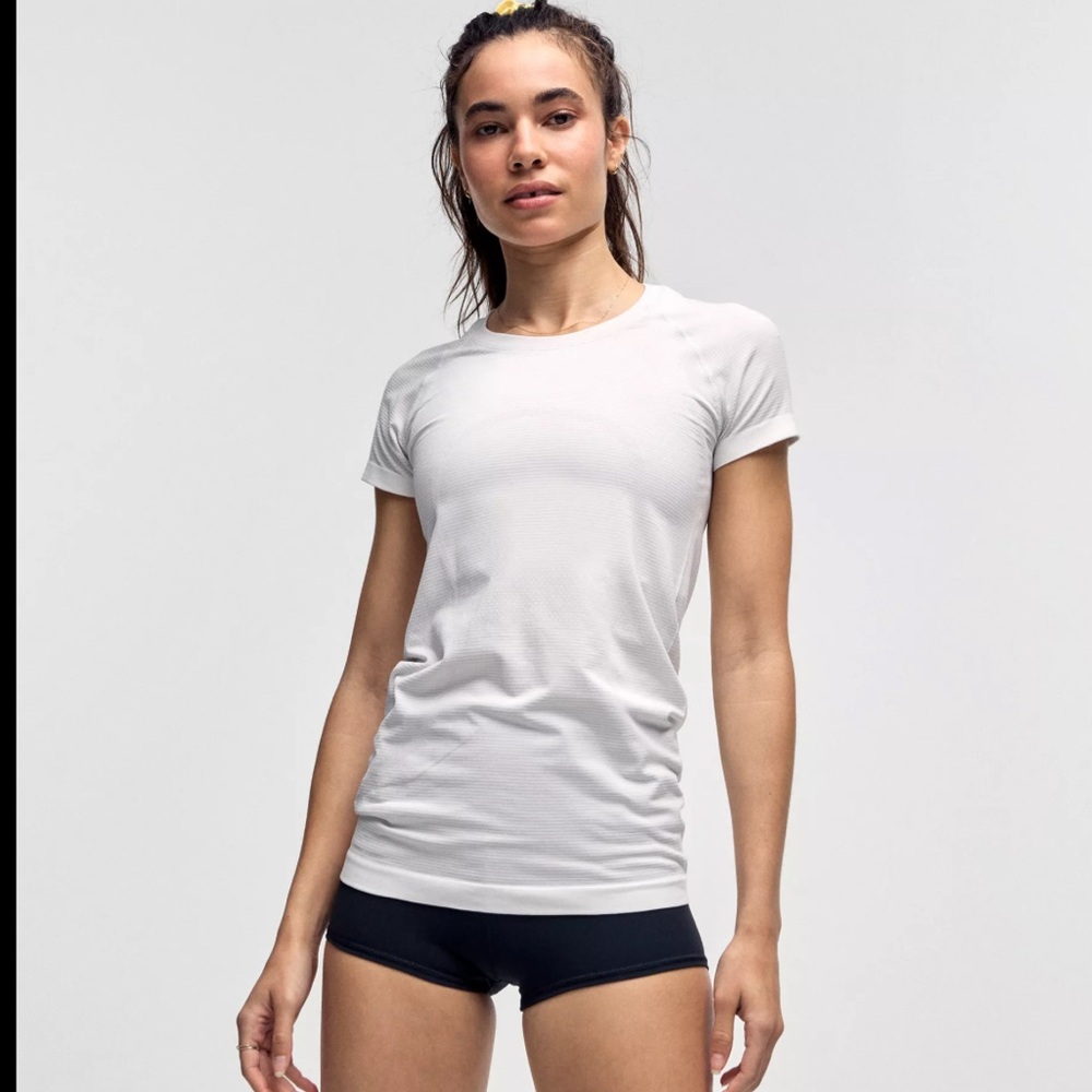 Lululemon white swiftly tech top in a size 6!!